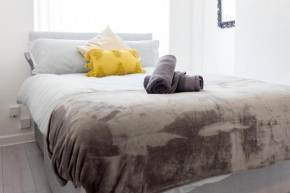 Stylish 3 Bed House, sleep 7 with parking
